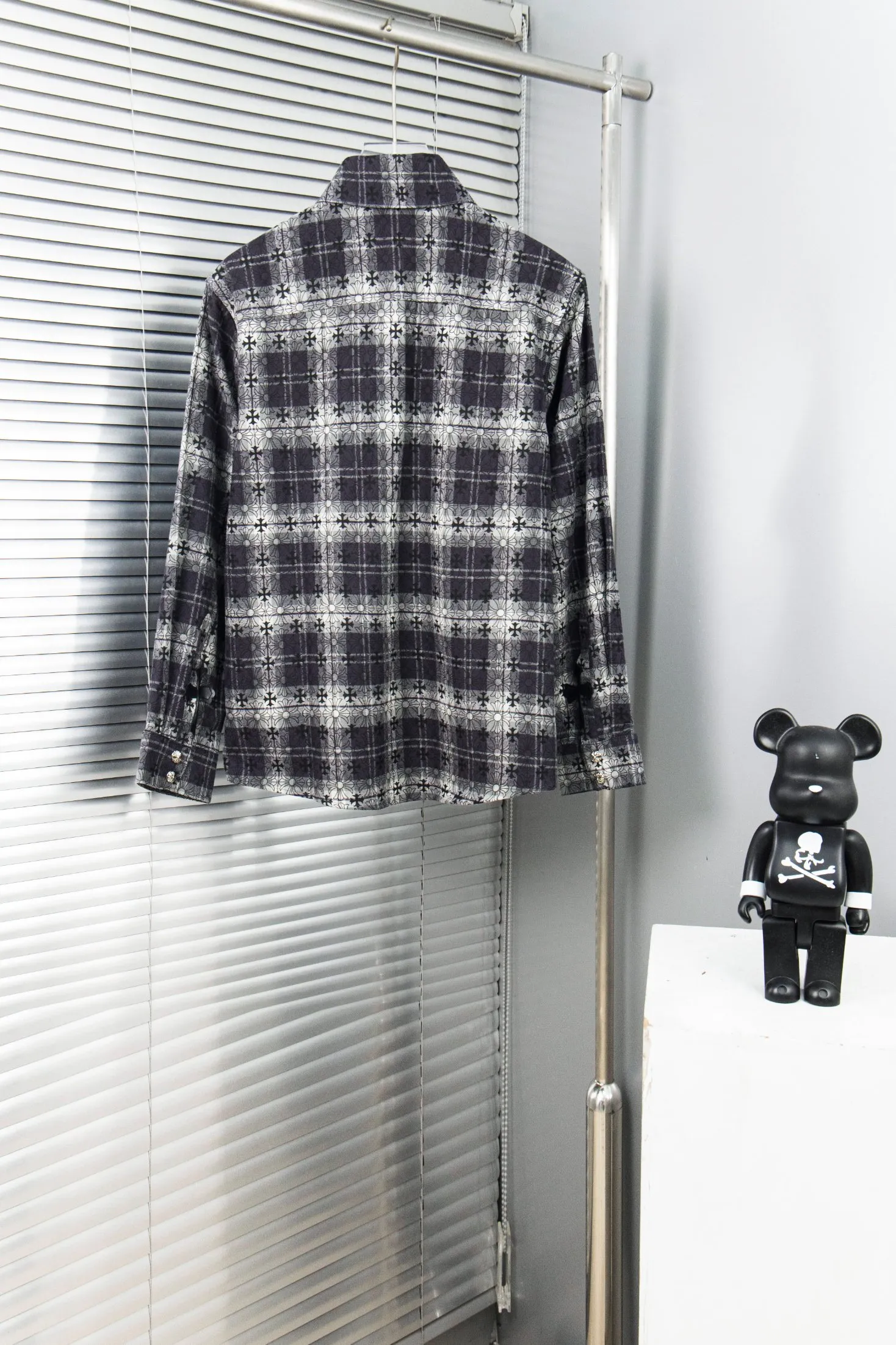🅿️260 New: Style number: B130 Chrome Hearts classic cashew flower cross all-over printed jacquard long-sleeved casual shirt 1️⃣Customized original jacquard fabric, high-quality pure cotton jacquard plaid fabric, soft and comfortable to the touch, a very high-quality fabric! 2️⃣The details of the workmanship are perfectly controlled. The lining is made of vest hemming, and the cuffs are made of double cross leather labels. It is different from the ordinary version. The collar is also designed with interlining, which shows high-end fashion and personality. The style is fashionable, simple and elegant, and it is a very versatile jacket! 4⃣️Complete accessories, all customized with original versions! Same style for men and women Color: cashew black Size: S, M, L, XL